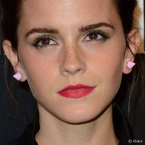 Para o Vogue Foundation Gala, Emma Watson investiu no batom vermelho intenso, realçando ainda mais sua pele clarinha
